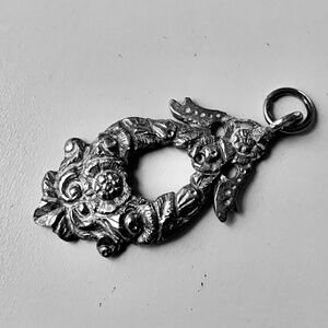 Vintage Silver-Tone Floral Wreath Pendant – Ornate Mid-Century Charm